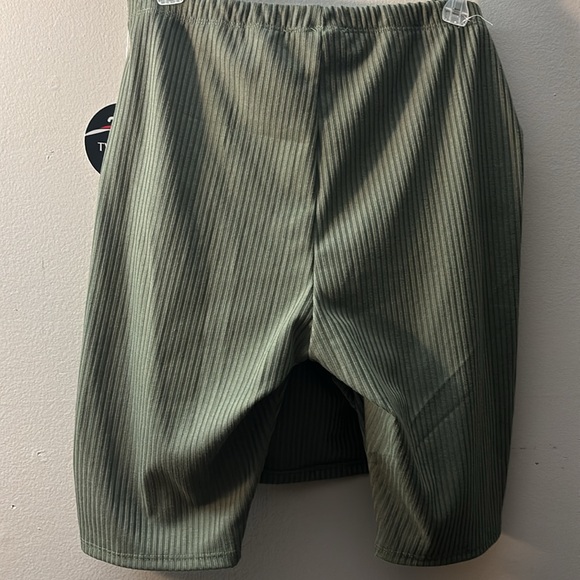 2 piece set olive - shorts and tank top - Picture 2 of 2